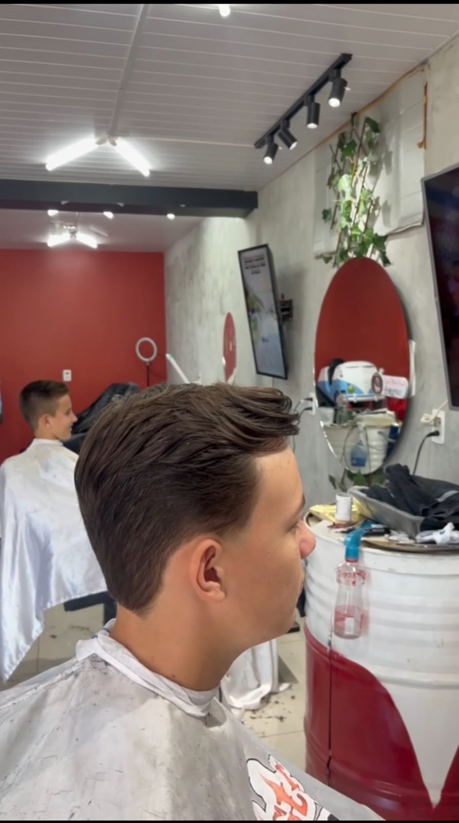 Cliente atendido no salão da barbearia em Realeza