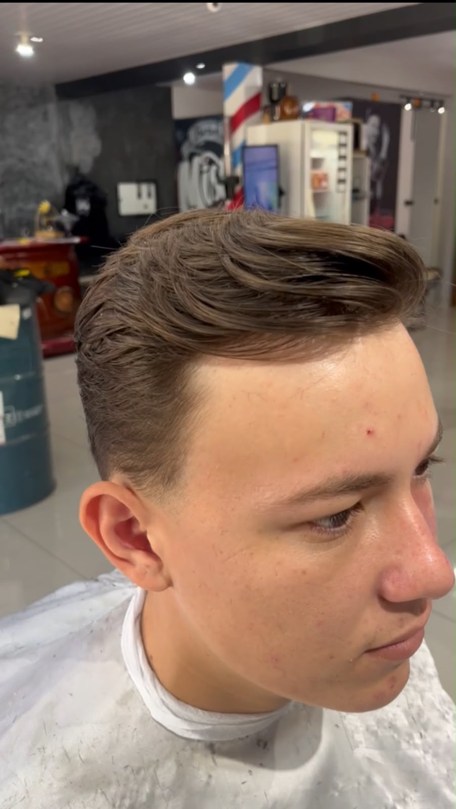 Corte social com topete alinhado feito na Barbearia MisterLook