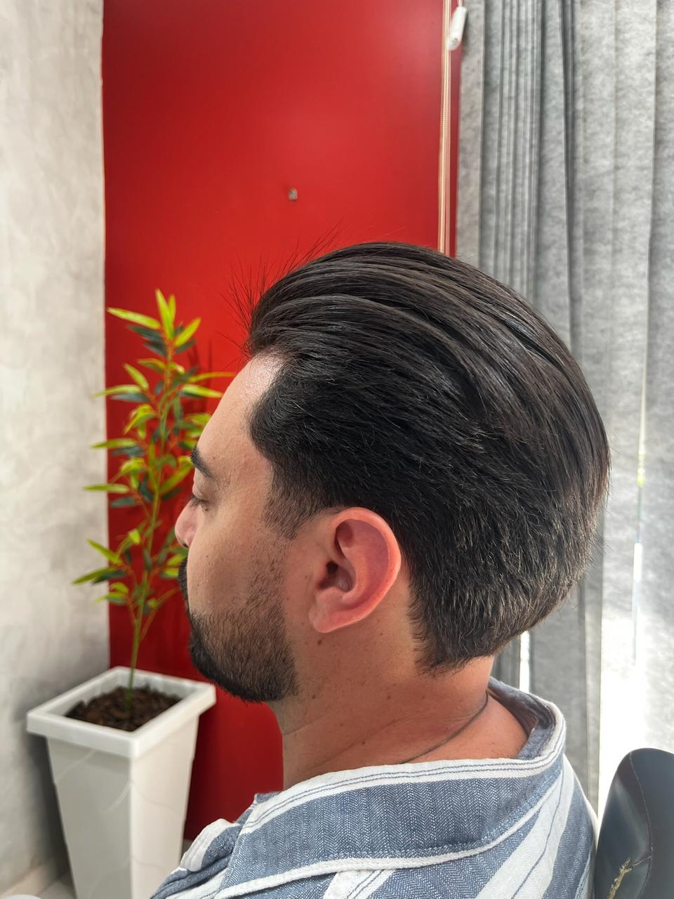 Corte slick back com barba desenhada